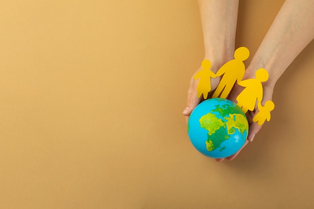 Mãos de vista superior segurando o globo do mundo