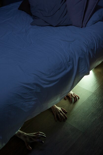 Mãos de zumbi assustadoras debaixo da cama