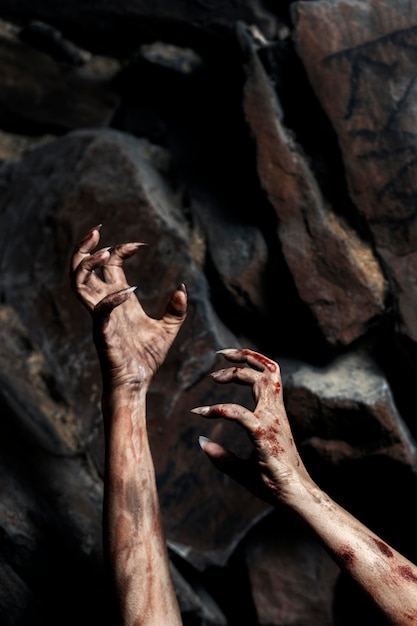 Mãos de zumbi assustadoras na natureza