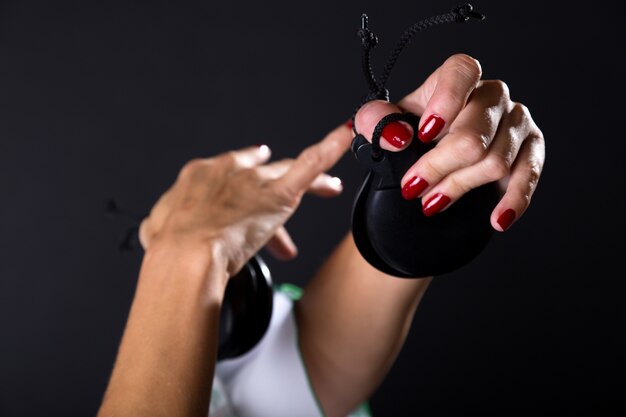 Mãos detalhe do dançarino de flamenco com lindo vestido nas costas pretas