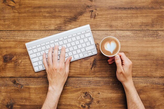 Mãos, digitando, ligado, teclado, e, café segurando