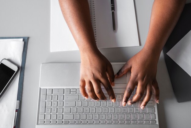 Mãos digitando na vista superior do teclado