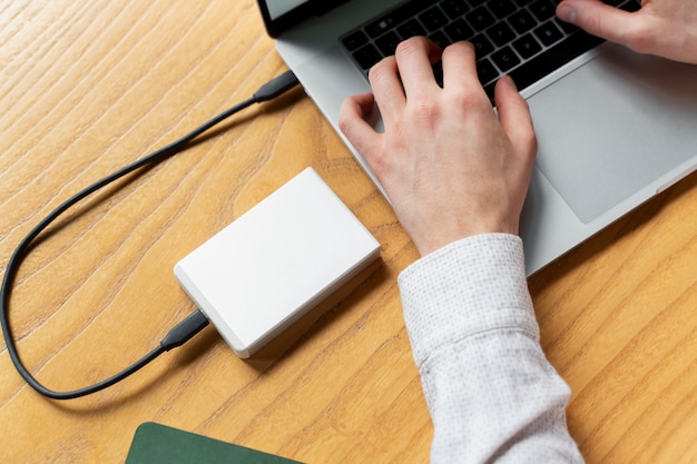 Mãos digitando no laptop na mesa de alto ângulo