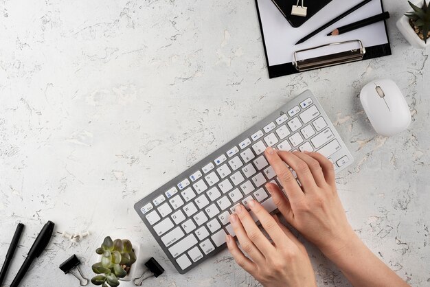 Mãos digitando no teclado