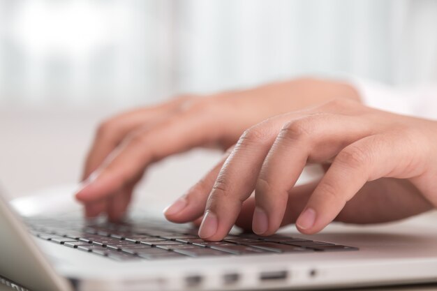 Mãos em um teclado de laptop