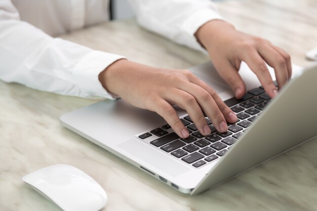 Mãos em um teclado de laptop