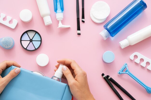 Mãos embalando pequenos produtos vista superior