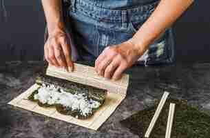 Foto grátis mãos, embrulhando, com, tapete sushi