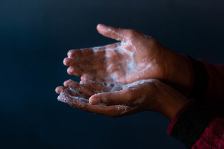 Foto grátis mãos ensaboadas de uma pessoa - importância de lavar as mãos durante a pandemia do coronavírus