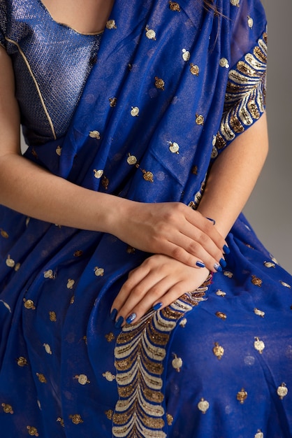 Foto grátis mãos fechadas de mulher vestindo roupa tradicional de sari