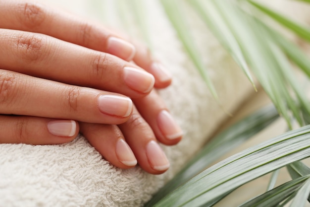 Mãos femininas. conceito de manicure