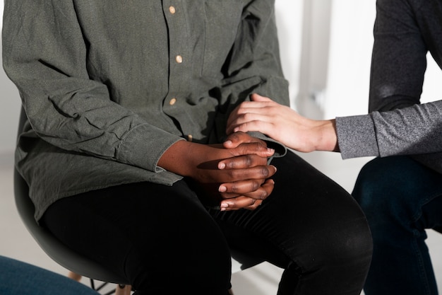 Mãos femininas consolando um amigo