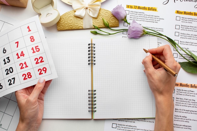 Mãos femininas escrevendo em um caderno vazio