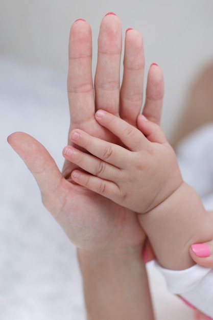 mãos fofas de mãe e bebê closeup