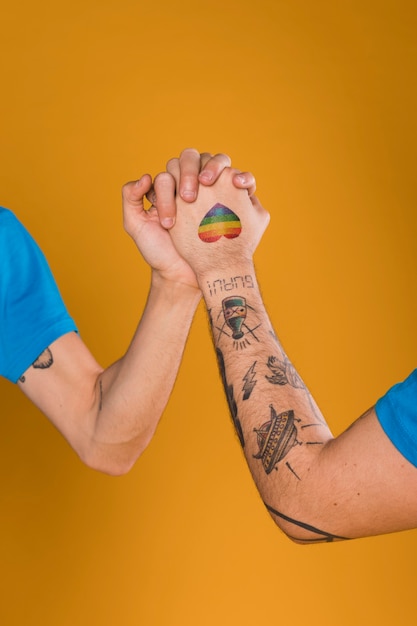 Mãos gays juntas