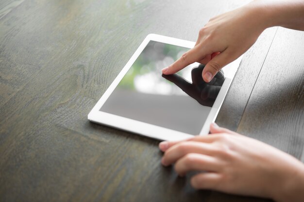 Mãos manipulação de um tablet