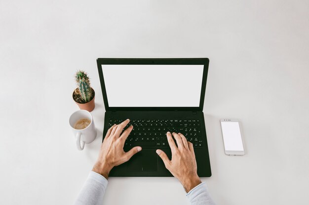 Mãos masculinas trabalhando no escritório