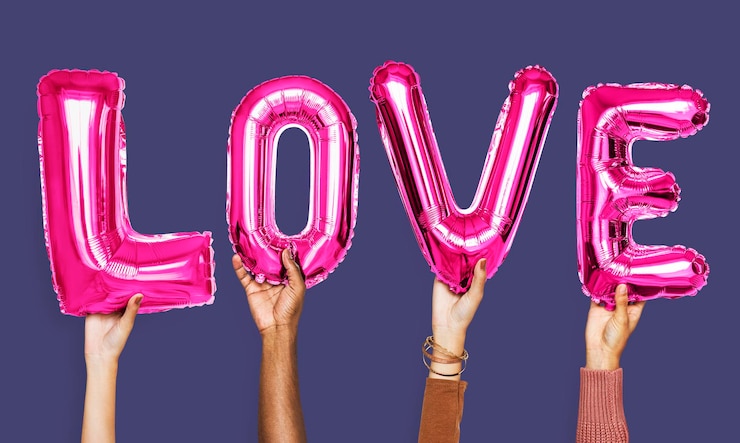 Foto grátis mãos mostrando a palavra de balões de amor
