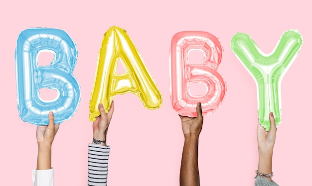 Foto grátis mãos mostrando a palavra de balões de bebê