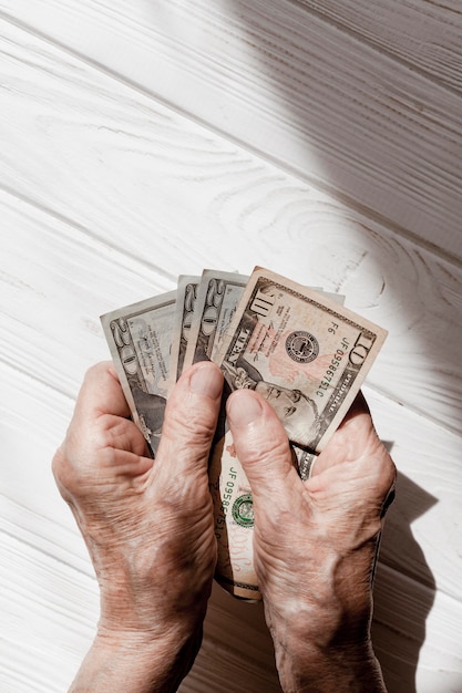 Foto grátis mãos mostrando dinheiro vista superior