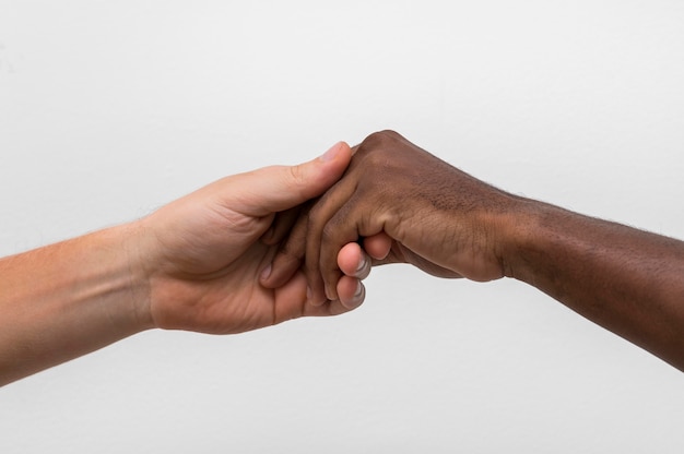 Foto grátis mãos multirraciais se juntando