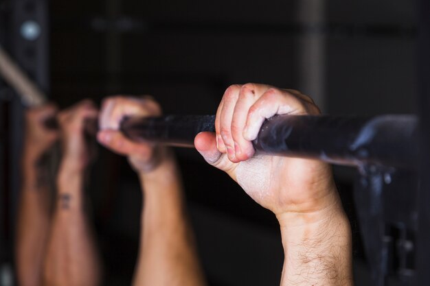 Mãos na barra de pull-up