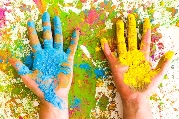 Foto grátis mãos nas cores azuis e amarelas em cores secas brilhantes