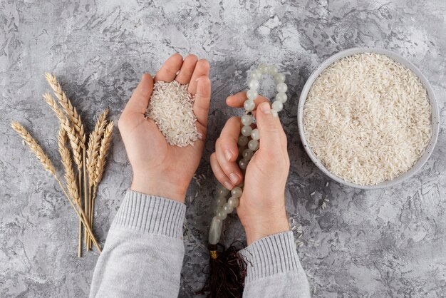 Mãos planas leigas segurando arroz
