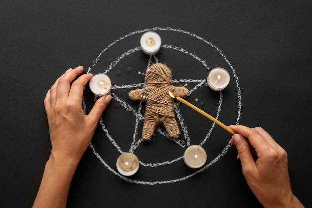 Foto grátis mãos planas leigas segurando velas