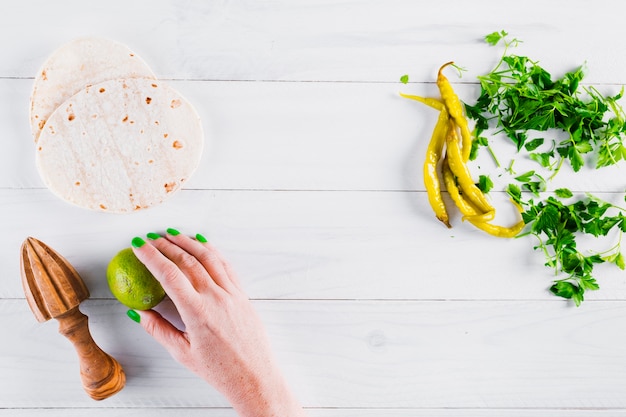 Mãos, preparar, gostosa, comida mexicana