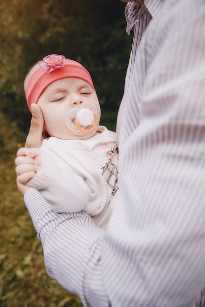 Foto grátis mãos que prendem um bebê dormindo