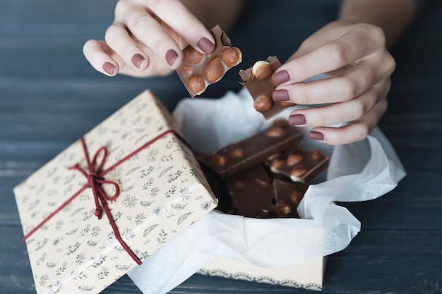 Foto grátis mãos, quebrar, chocolate