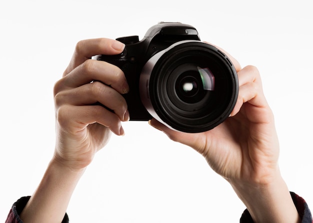 Foto grátis mãos segurando câmera