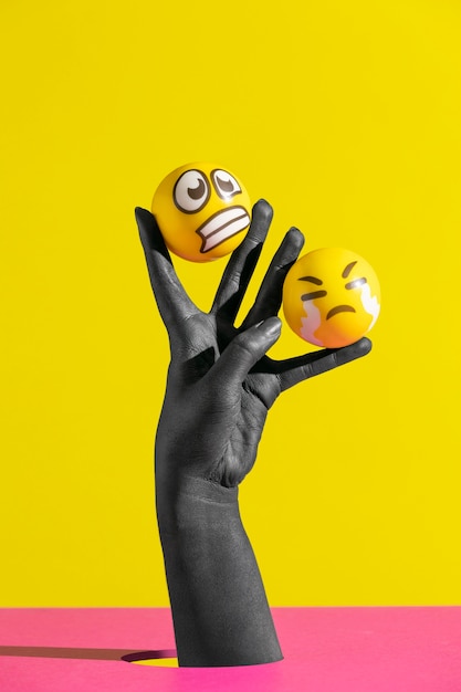 Foto grátis mãos segurando emoticons de feedback