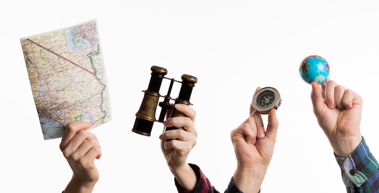 Foto grátis mãos segurando itens de viagem com mapa e bússola