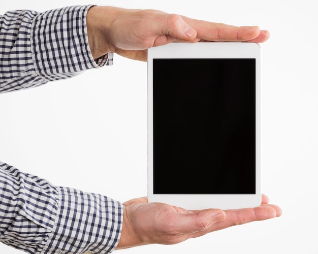 Foto grátis mãos segurando tablet