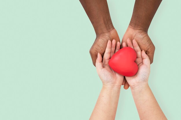 Mãos segurando um coração no conceito de amor e relacionamento