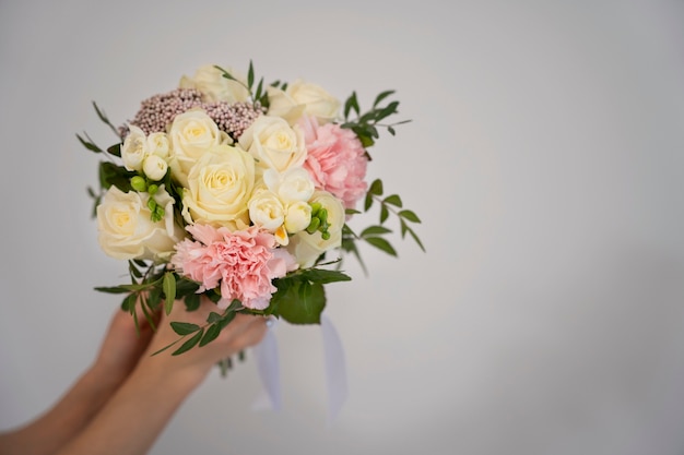 Mãos segurando um lindo buquê de flores