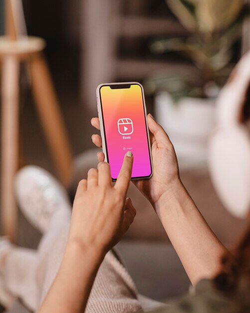 Mãos segurando um smartphone de alto ângulo