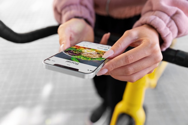 Foto grátis mãos segurando um smartphone de perto