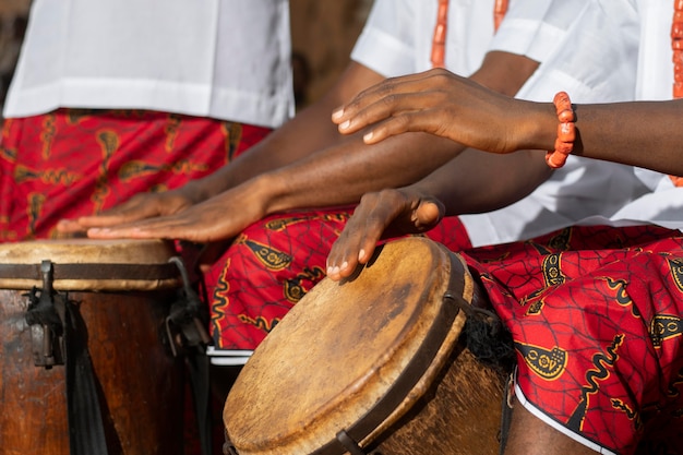 Foto grátis mãos tocando bateria de perto