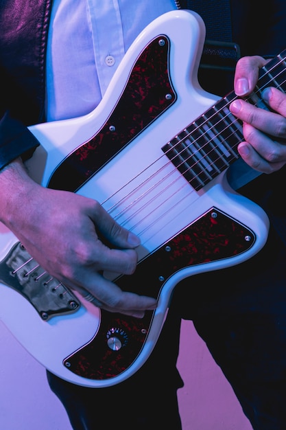 Mãos tocando linda guitarra elétrica