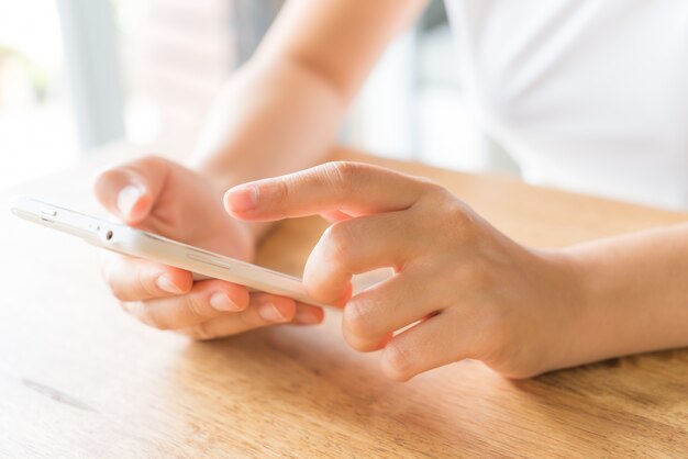 Mãos tocando um smartphone