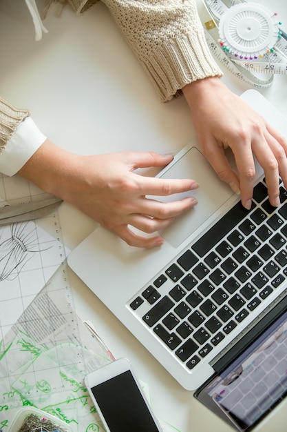 Foto grátis mãos trabalhando com um laptop