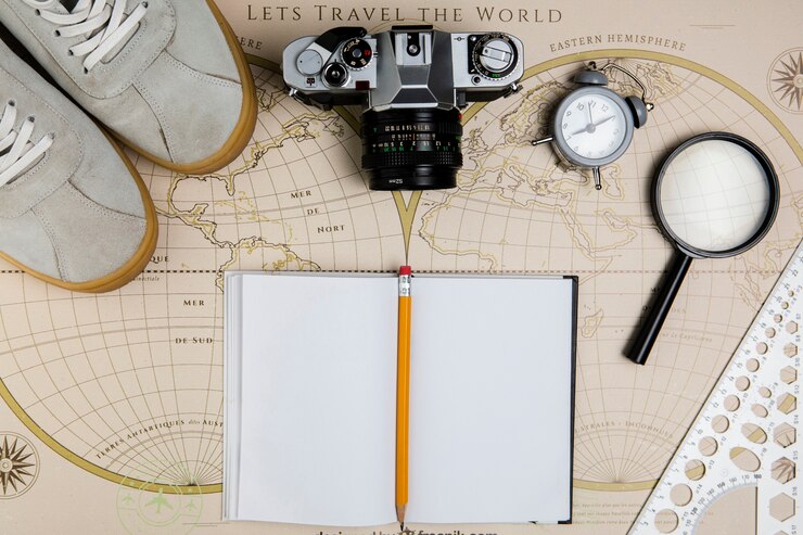 Foto grátis mapa da vista superior com ferramentas de viagem