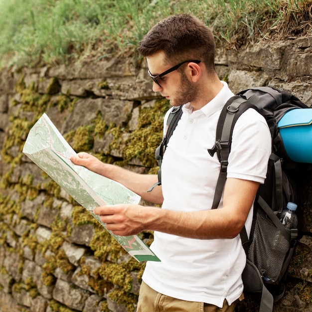 Foto grátis mapa de leitura do viajante