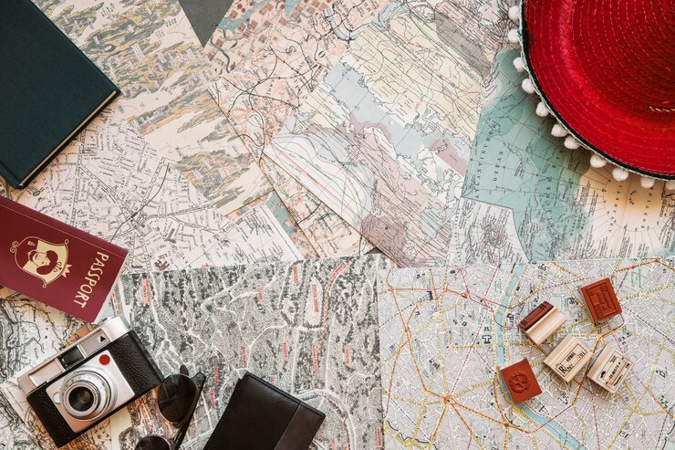 Foto grátis mapas e composição de itens turísticos