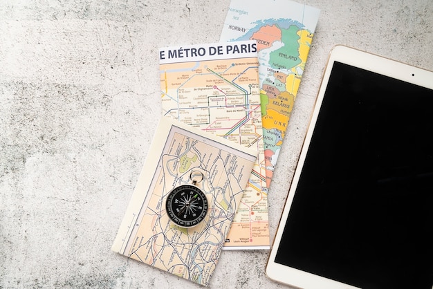 Foto grátis mapas e tablet na mesa