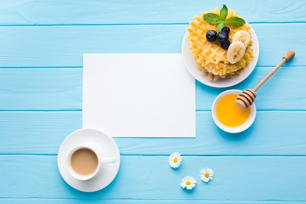 Maquete de cartão de papel plana leigos na mesa de café da manhã