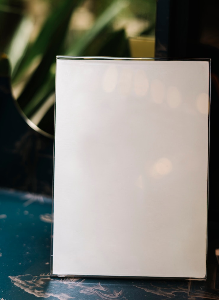 Foto grátis maquete de cartaz a4 branco dentro de um suporte de acrílico